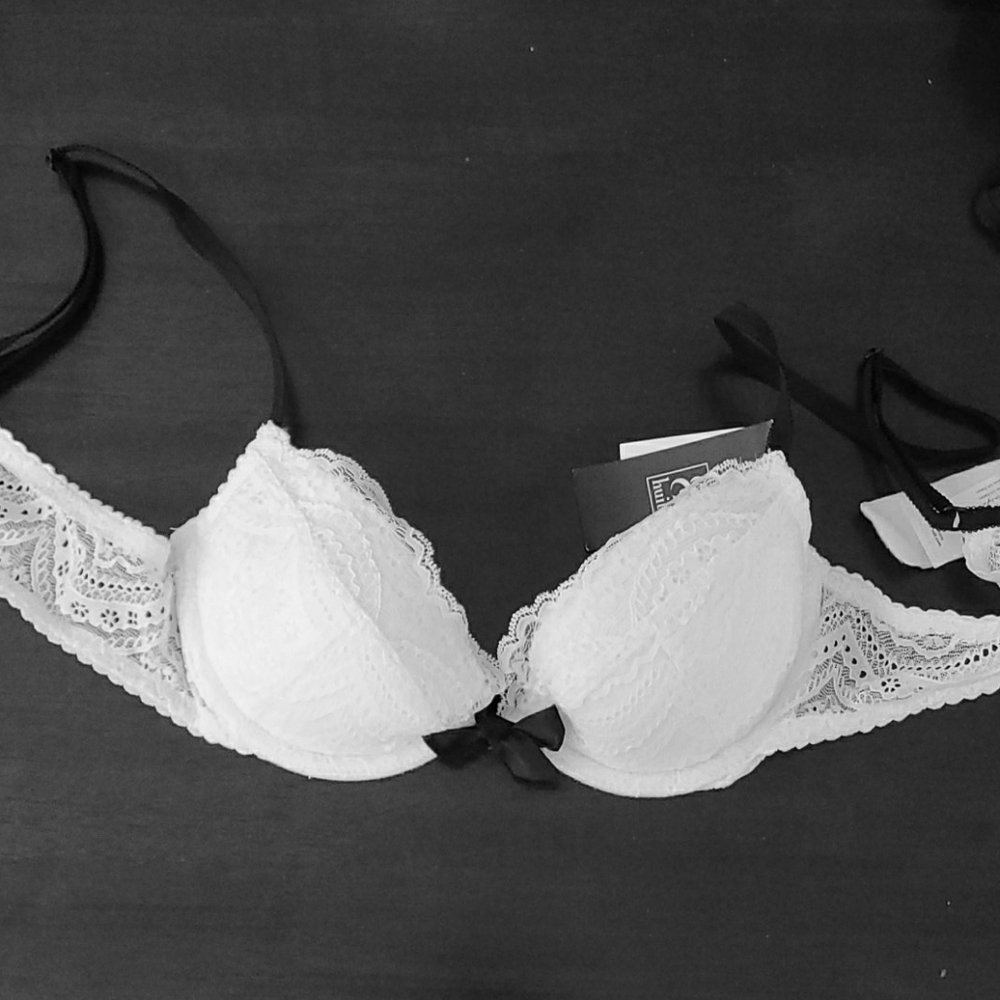 NWT sexy lace Huit bra 32A